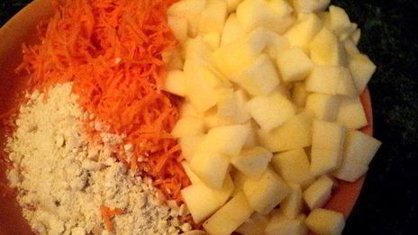 морковный пряный пирог с фруктами