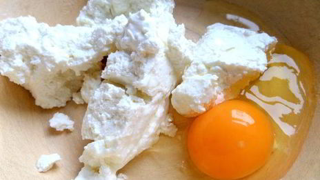 песочный пирог с фруктами в творожном муссе