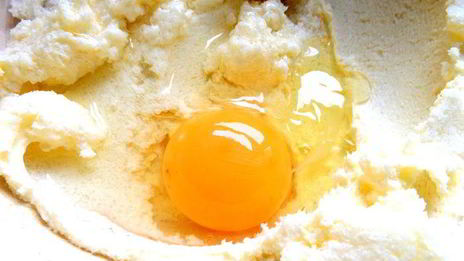 песочный пирог с фруктами в творожном муссе