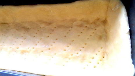 песочный пирог с фруктами в творожном муссе