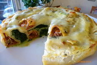 Пирог из каннеллони с мясом и шпинатом