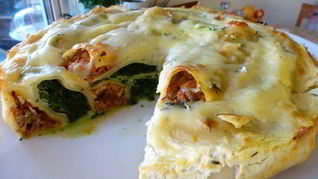 Пирог из каннеллони с мясом и шпинатом