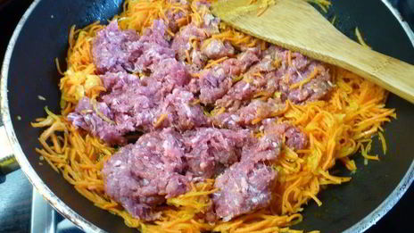 пирог из каннеллони с мясом и шпинатом