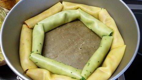 пирог из каннеллони с мясом и шпинатом