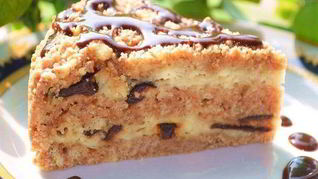 Пирог из песочной крошки с творогом и черносливом