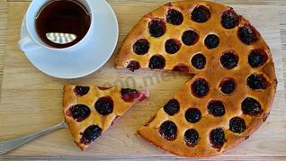 Пирог из творожного теста со сливами