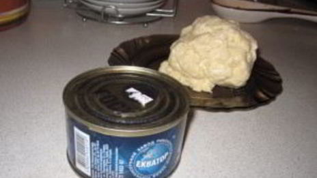 пирог на кефире с рыбными консервами