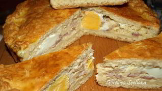 Пирог с беконом и яйцами
