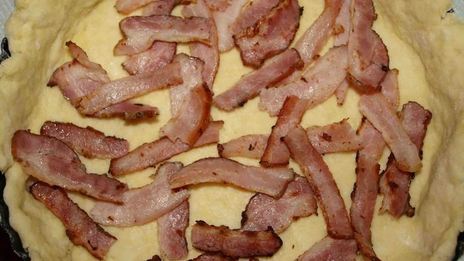 пирог с беконом и яйцами