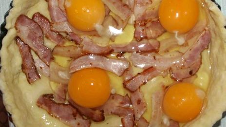 пирог с беконом и яйцами