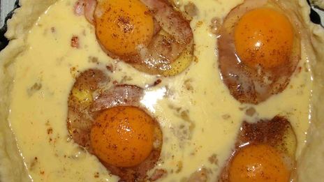 пирог с беконом и яйцами