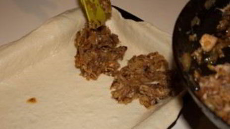 пирог с капустой и рыбной консервой