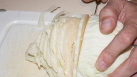 пирог с капустой и рыбной консервой