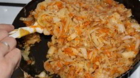 пирог с капустой и рыбной консервой