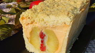 Пирог с яблоками, фаршированными марципаном и вялеными вишнями