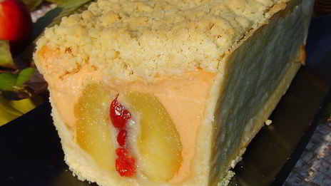 пирог с яблоками, фаршированными марципаном и вялеными вишнями