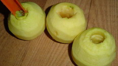 пирог с яблоками, фаршированными марципаном и вялеными вишнями