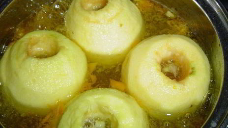 пирог с яблоками, фаршированными марципаном и вялеными вишнями