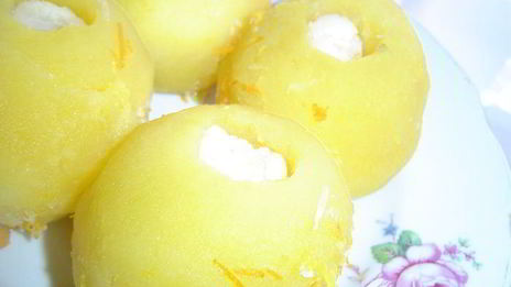 пирог с яблоками, фаршированными марципаном и вялеными вишнями