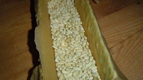 пирог с яблоками, фаршированными марципаном и вялеными вишнями