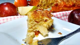 Пирог со сливами и грушами