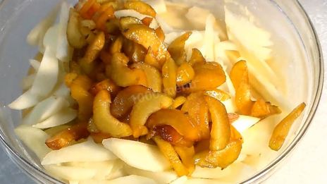 пирог со сливами и грушами