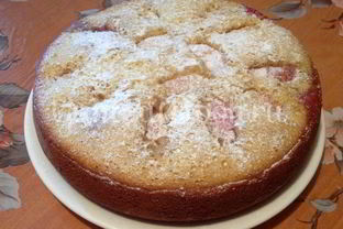 Пирог со сливами и яблоками в мультиварке