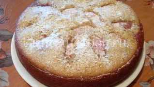 Пирог со сливами и яблоками в мультиварке