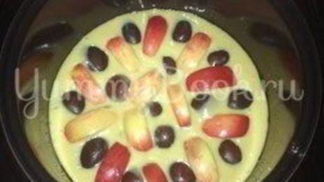 пирог со сливами и яблоками в мультиварке