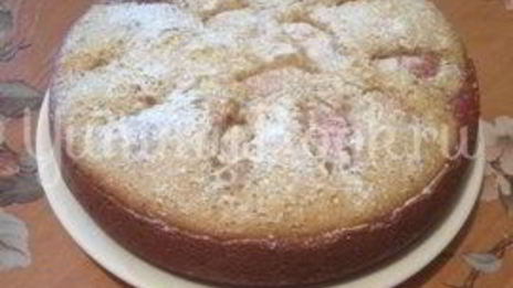 пирог со сливами и яблоками в мультиварке