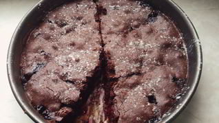 Шоколадно-кофейный пирог с вишней