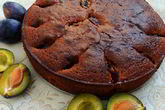 Шоколадный пирог со сливами