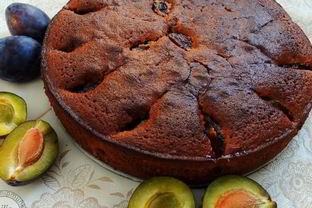 Шоколадный пирог со сливами