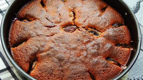 шоколадный пирог со сливами