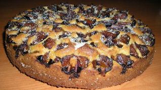 Сливовый пирог с миндалем