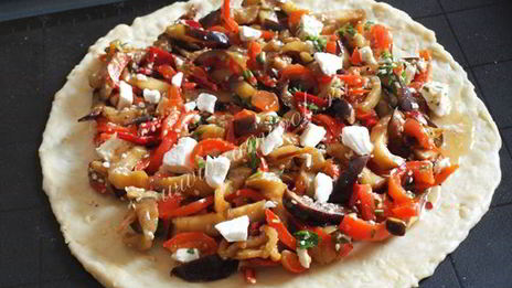 сырно-слоеный пирог с карамелизированными баклажанами