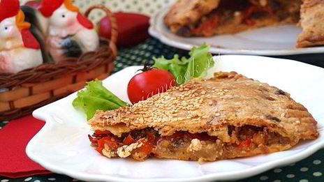 сырно-слоеный пирог с карамелизированными баклажанами