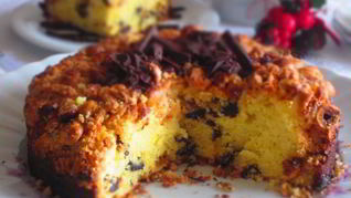 Творожный пирог с черносливом и карамелизированным фундуком