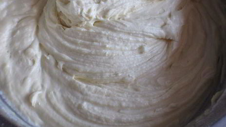 творожный пирог с черносливом и карамелизированным фундуком