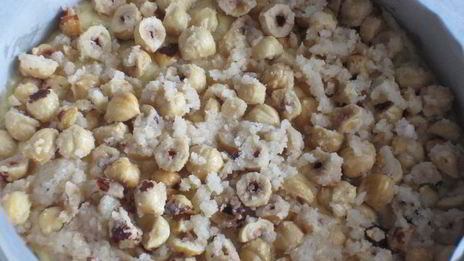 творожный пирог с черносливом и карамелизированным фундуком