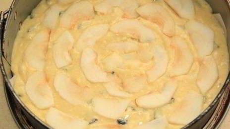 творожный пирог с черносливом и яблоком
