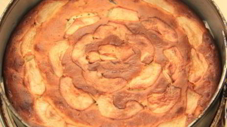 творожный пирог с черносливом и яблоком