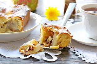 Творожный пирог с грушами и орехами