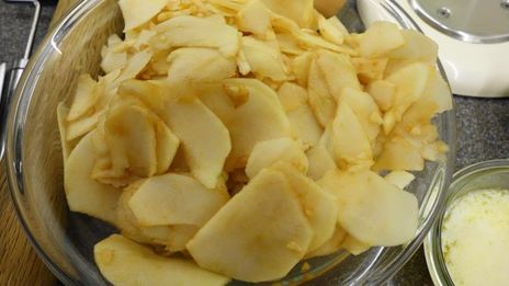 яблочный песочный пирог