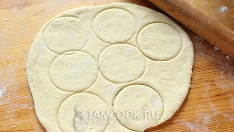 быстрые пирожки с курицей и брынзой