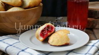 Дрожжевые пирожки с вишней