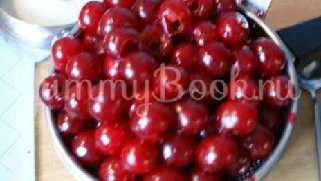 дрожжевые пирожки с вишней