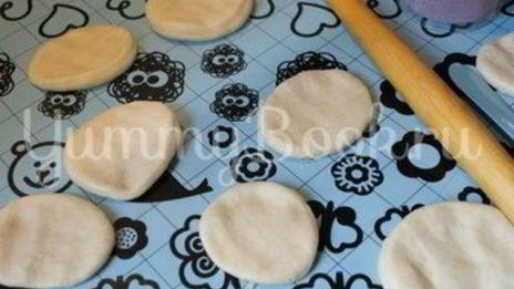 дрожжевые пирожки с вишней