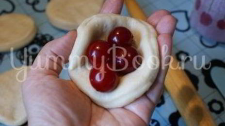 дрожжевые пирожки с вишней