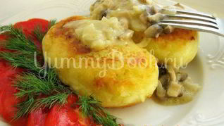 Картофельные пирожки с грибным соусом